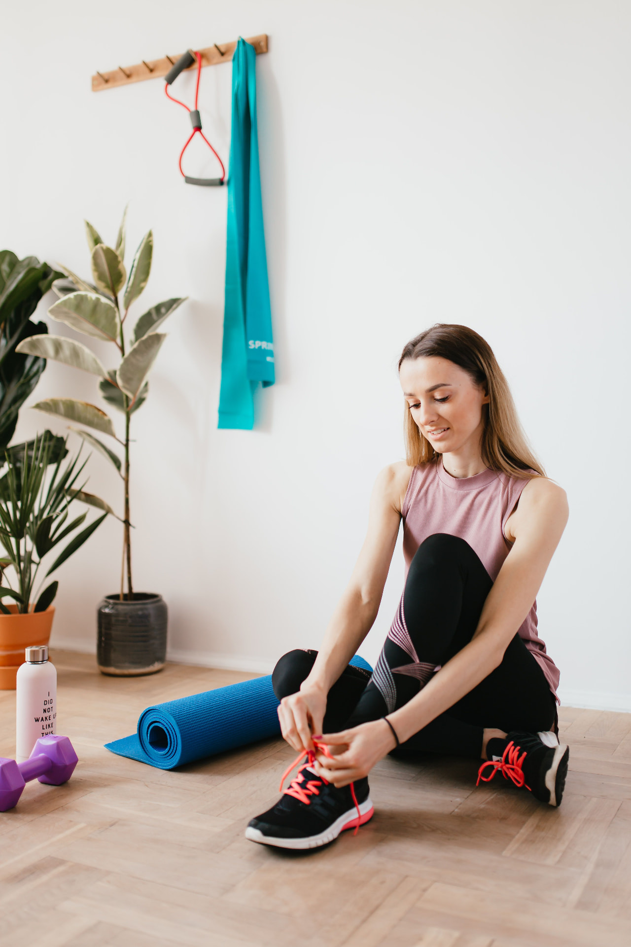 Femme en pleine séance de sport à la maison